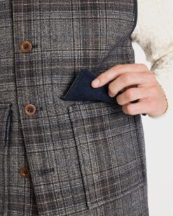 Roger Check Gilet -Gloverall MS5397MODELCLOSEUP